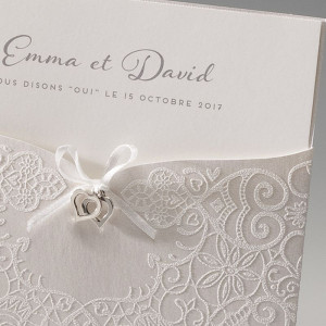 Détails de la pochette de faire-part mariage avec fins motifs en suédine blanche