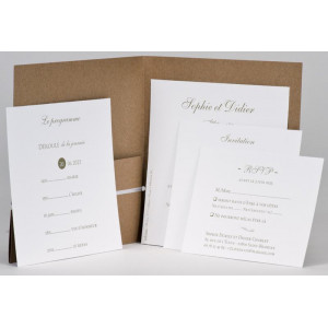 Faire-part mariage kraft avec 4 cartes d'invitations blanches de tailles différentes.