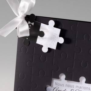 Détail de la couverture avec motifs pièces de puzzle en papier noir, toucher peau