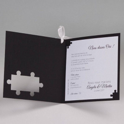 Intérieur du faire-part 725073, couverture noire et encart blanc. Texte d'invitation au mariage