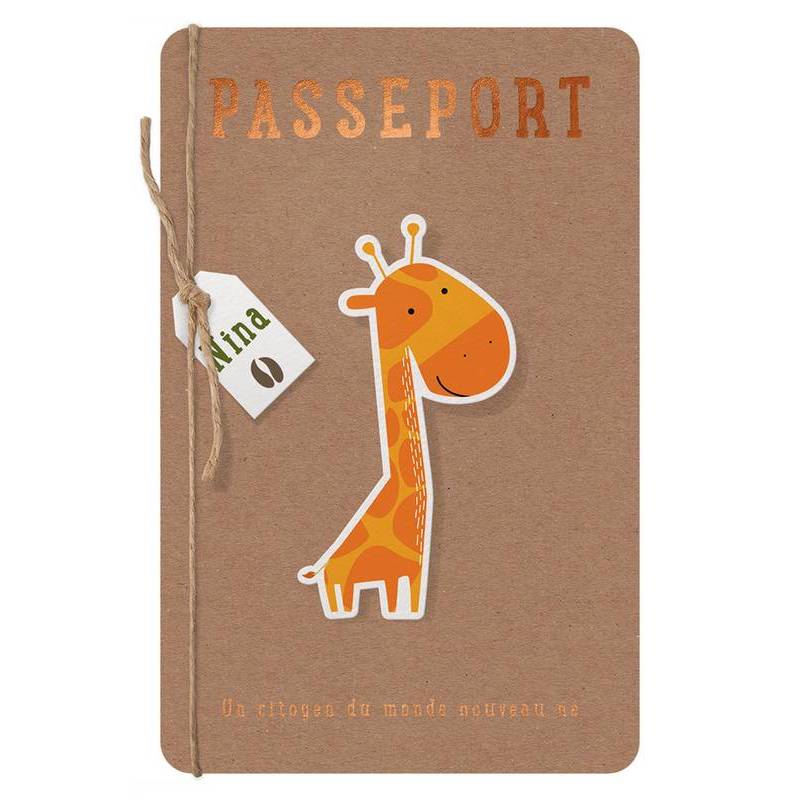 Faire-part de naissance passeport en papier kraft avec une girafe sur la couverture Faire-part de naissance passeport en papier kraft avec une girafe sur la couverture