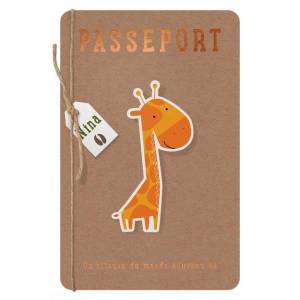 Faire-part de naissance passeport en papier kraft avec une girafe sur la couverture