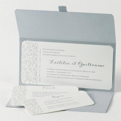 Faire-part de mariage ouvert avec ses deux cartons d'invitation inclus posés devant