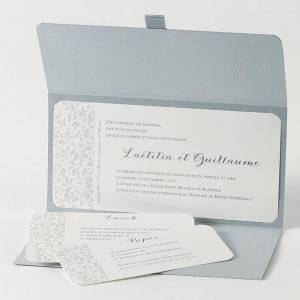 Faire-part de mariage ouvert avec ses deux cartons d'invitation inclus posés devant