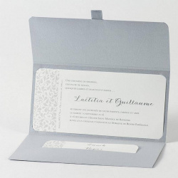 Faire-part gris argenté ouvert laissant apparaitre la carte principale personnalisée d'un texte d'annonce mariage