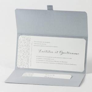 Faire-part gris argenté ouvert laissant apparaitre la carte principale personnalisée d'un texte d'annonce mariage