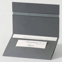 Faire-part de mariage gris pocketfold ouvert où on aperçoit les différents cartons d'invitation.