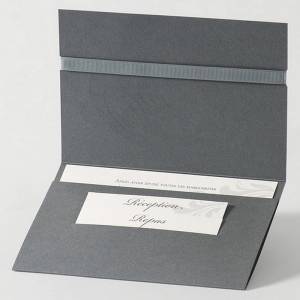 Faire-part de mariage gris pocketfold ouvert où on aperçoit les différents cartons d'invitation.