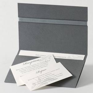 Faire-part gris et argenté avec deux cartons d'invitation pour convier vos proches à votre mariage