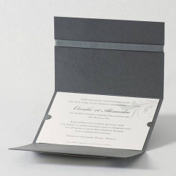 Faire-part gris anthracite ouvert avec un texte d'annonce mariage inscrit sur la carte.