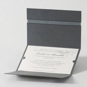 Faire-part gris anthracite ouvert avec un texte d'annonce mariage inscrit sur la carte.