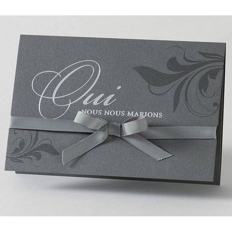 Faire-part pour annoncer votre mariage dans un style très chic. Gris anthracite avec un grand Oui  argenté.
