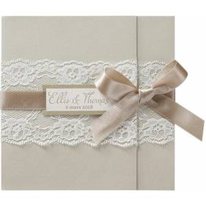 Faire-part de mariage beige avec dentelle blanche et ruban satiné bronze