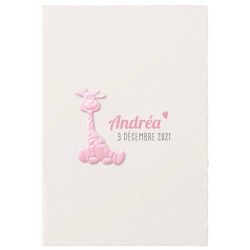 Accessoire girafe rose collé sur un faire-part de naissance