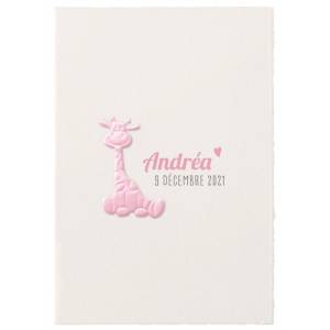 Accessoire girafe rose collé sur un faire-part de naissance