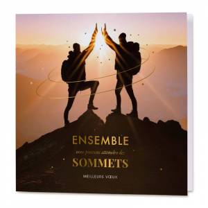 Carte de voeux thème sport. Deux silhouettes font un high five au sommet d'une montagne, devant un coucher de soleil.