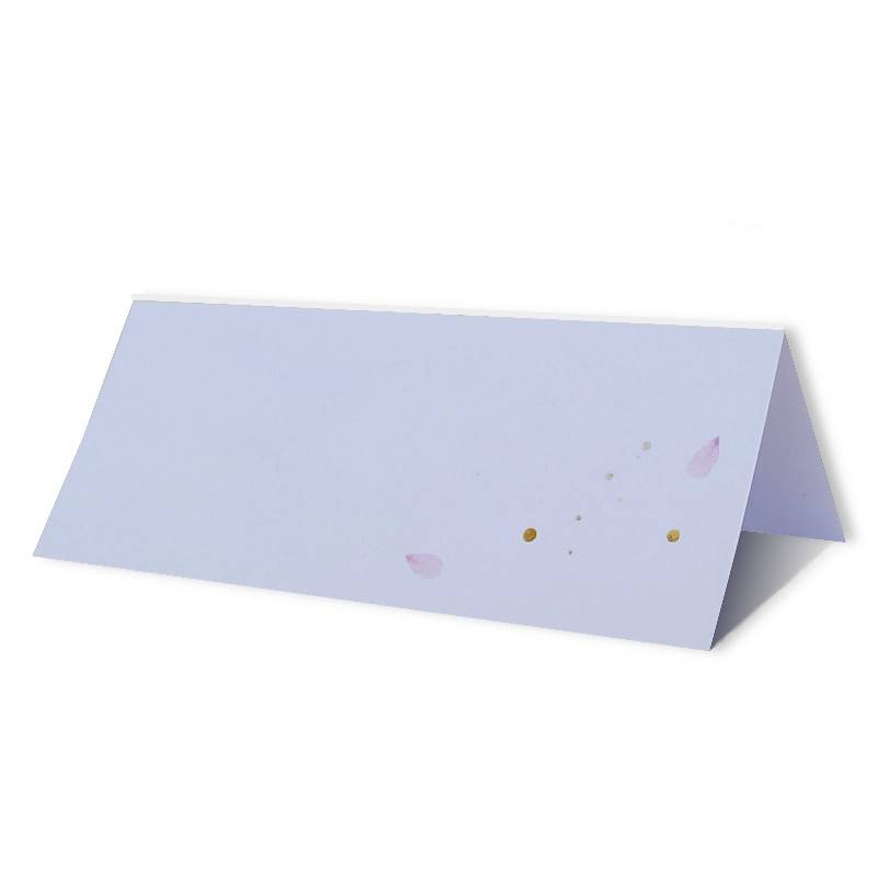 Marque-place pour vos invités de mariage, à poser sur les assiettes. Décoré de pétales de fleurs roses Marque-place pour vos invités de mariage, à poser sur les assiettes. Décoré de pétales de fleurs roses