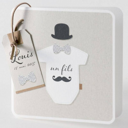 Faire-part de naissance avec un body orné d'une moustache noire et d'un chapeau melon