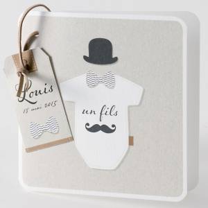 Faire-part de naissance avec un body orné d'une moustache noire et d'un chapeau melon
