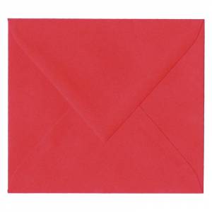 Enveloppe rouge format 14 x 12.5 cm, à fermeture en pointe gommée