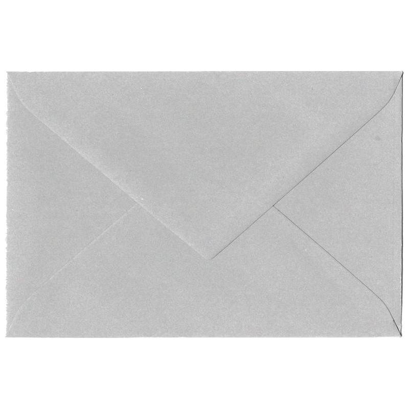 Enveloppe argentée élégante avec fermeture gommée