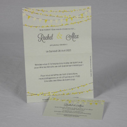 Faire-part ouvert décoré de guirlandes festives avec un texte d'invitation à un mariage.