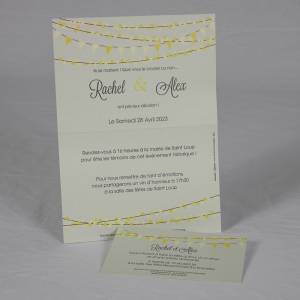 Faire-part ouvert décoré de guirlandes festives avec un texte d'invitation à un mariage.