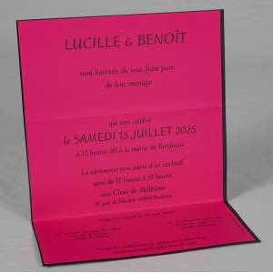 Faire-part offrant un éclatant intérieur fuchsia sur lequel imprimer votre annonce mariage