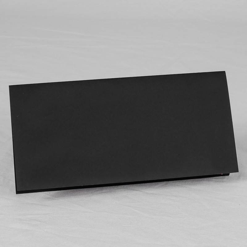 Faire-part mariage rectangulaire entièrement noir une fois fermé pour garder la surprise de l'annonce. Faire-part mariage rectangulaire entièrement noir une fois fermé pour garder la surprise de l'annonce.