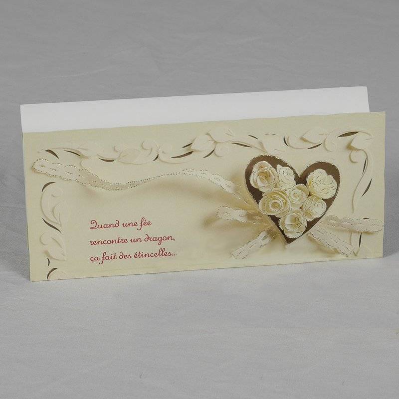Faire-part romantique avec cœur doré et roses blanches, à personnaliser. Faire-part romantique avec cœur doré et roses blanches, à personnaliser.