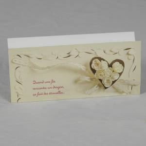 Faire-part romantique avec cœur doré et roses blanches, à personnaliser.