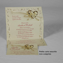 Faire-part déplié avec texte personnalisé pour annoncer votre mariage. La petite carte posée devant n'est pas comprise.