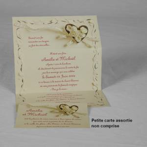 Faire-part déplié avec texte personnalisé pour annoncer votre mariage. La petite carte posée devant n'est pas comprise.