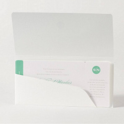 Faire-part pochette blanche ouverte avec un aperçu d'une carte d'invitation mariage personnalisée