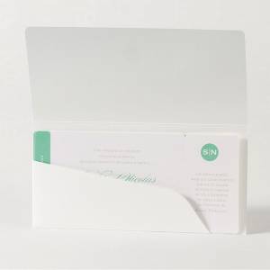 Faire-part pochette blanche ouverte avec un aperçu d'une carte d'invitation mariage personnalisée