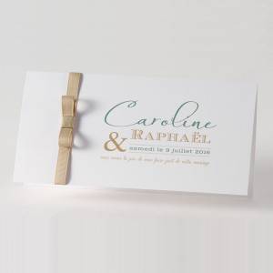 Faire-part élégant, blanc avec un ruban beige satiné et côtelé.