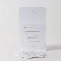 Faire-part blanc pour annoncer votre mariage. Ouvert, il laisse apparaitre les deux cartons d'invitation inclus.