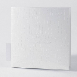 Faire-part mariage tendance effet croco sur la couverture blanche.