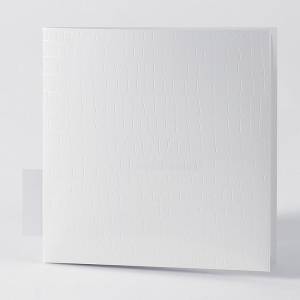 Faire-part mariage tendance effet croco sur la couverture blanche.