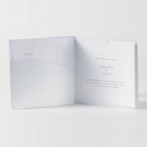 Faire-part de mariage ouvert laissant apparaitre ses cartons d'invitation blanc à personnaliser.