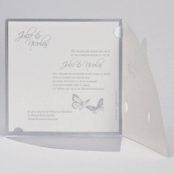 Faire-part gris argenté ouvert laissant apparaitre la carte principale personnalisée avec un texte d'annonce mariage