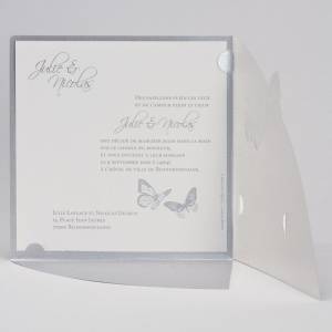 Faire-part gris argenté ouvert laissant apparaitre la carte principale personnalisée avec un texte d'annonce mariage