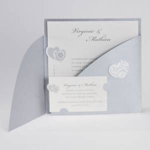 Faire-part mariage pochette ouverte laissant apparaitre les cartons d'invitation