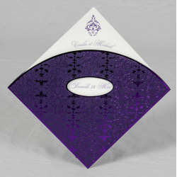 Faire-part pochette en losange couleur mauve avec vernis métallisé violet
