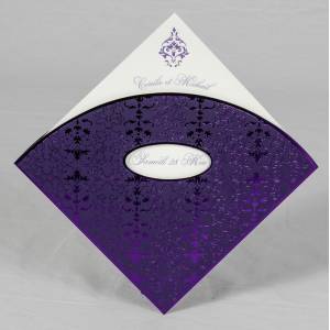 Faire-part pochette en losange couleur mauve avec vernis métallisé violet