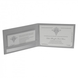Faire-part argenté ouvert où sont visible deux cartes personnalisée d'un texte d'invitation mariage