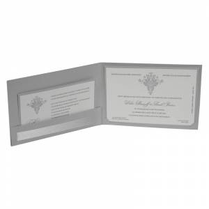 Faire-part argenté ouvert où sont visible deux cartes personnalisée d'un texte d'invitation mariage