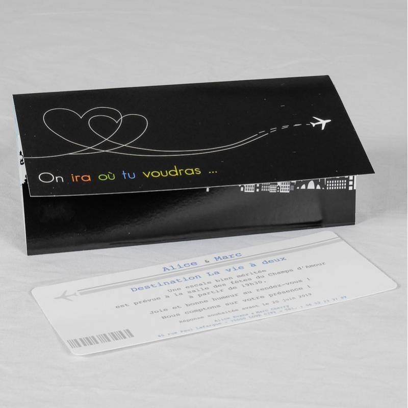 Faire-part de mariage en forme de pochette de billet d'avion noire avec cœurs romantiques