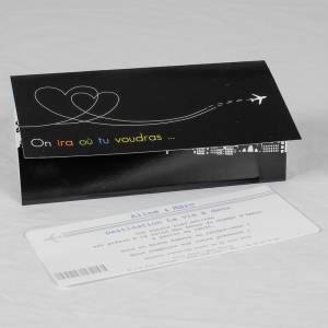 Faire-part de mariage en forme de pochette de billet d'avion noire avec cœurs romantiques