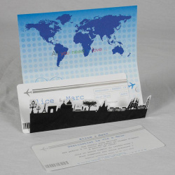 Faire-part de mariage pochette billet d'avion ouverte avec deux invitations en forme de billets à personnaliser.
